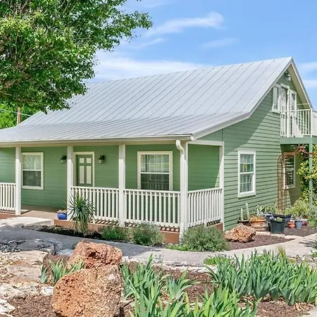 Howdy Haus - Pool Hot Tub Game Room & Glam Room